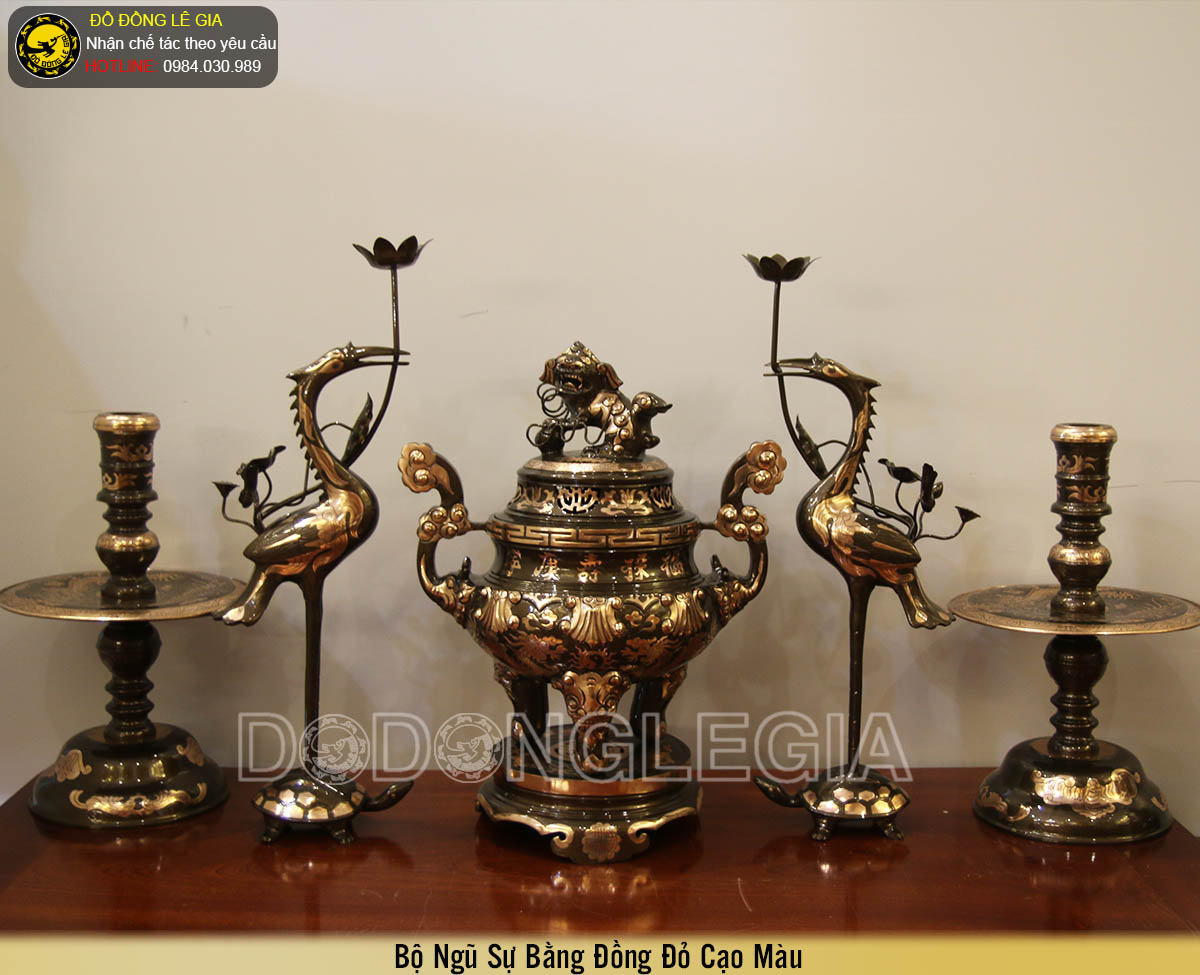 Bộ đồ thờ ngũ sự bằng đồng đỏ cạo màu phớt nỉ