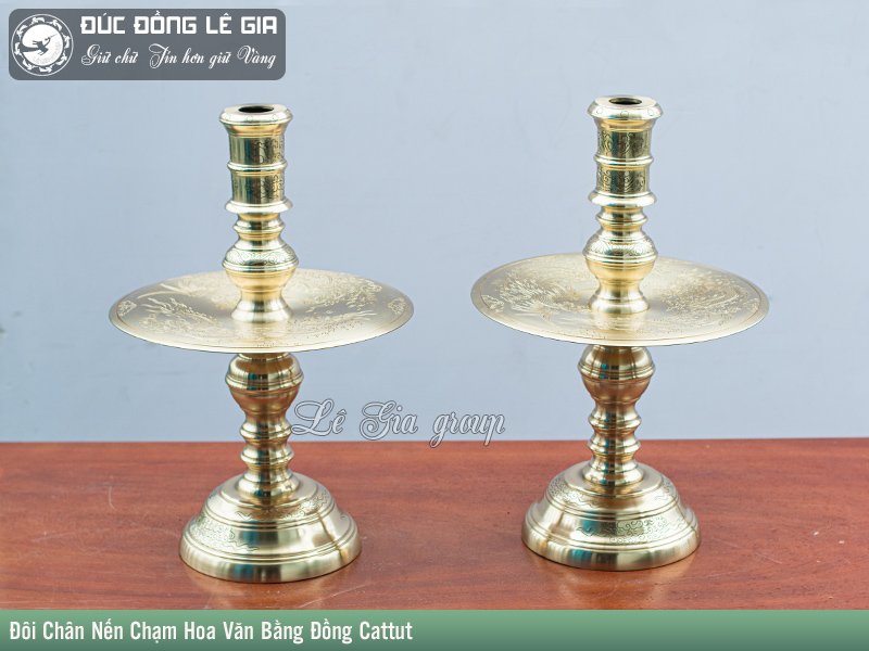Đôi Chân Nến Chạm Hoa Văn bằng đồng cattut