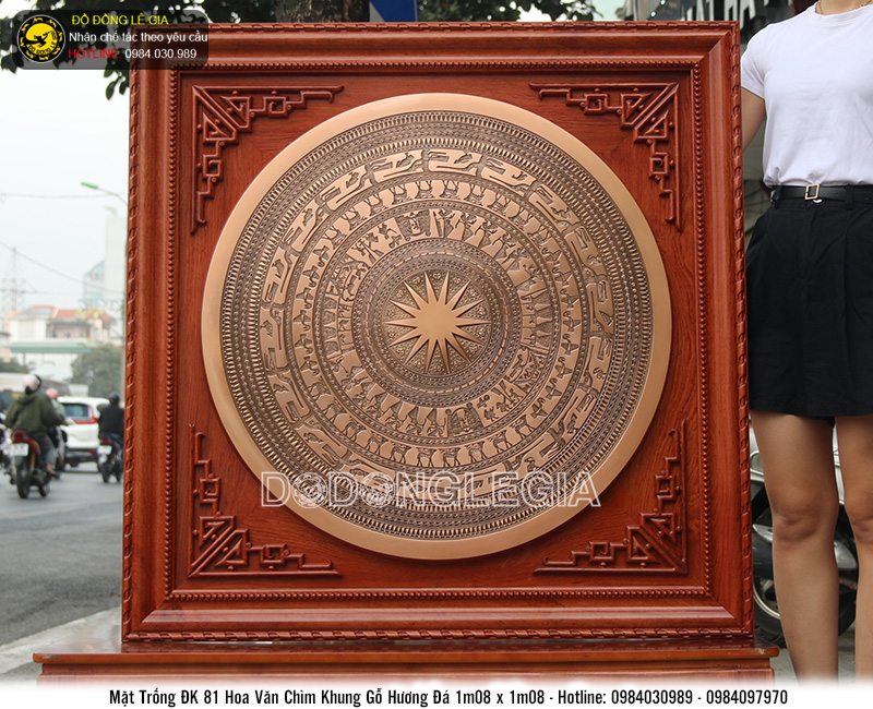 Tranh mặt trống hoa văn chìm khung hương đá 108cmx108cm
