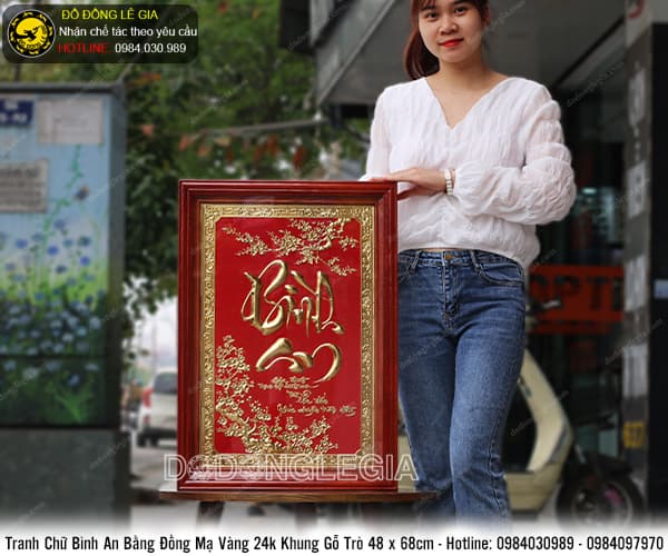 Tranh chữ Bình An bằng đồng mạ vàng 24k khung gỗ trò nền đỏ 48 x 68cm