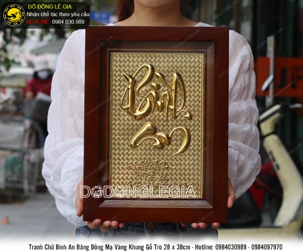 Tranh chữ Bình An bằng đồng mạ vàng 24k khung gỗ trò 28 x 38cm