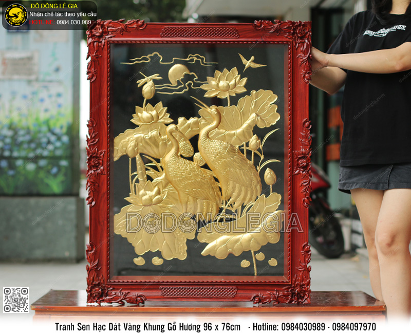 Tranh Sen Hạc dát vàng 9999 khung gỗ hương đục 96x76cm