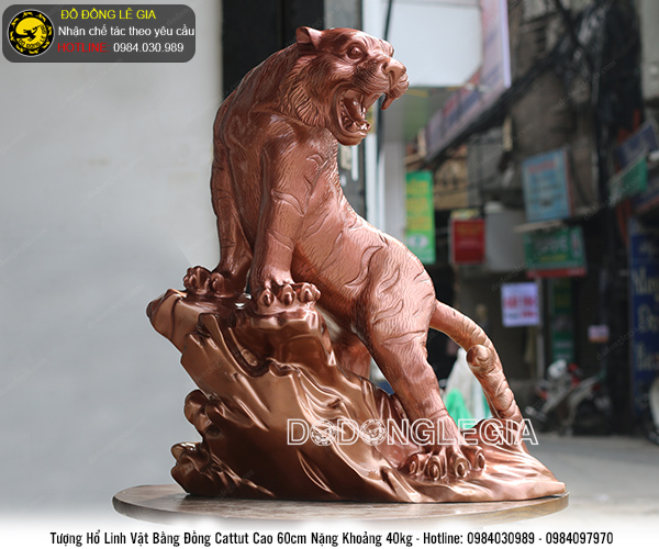 Tượng hổ đứng núi đá bằng đồng cattut cao 60cm